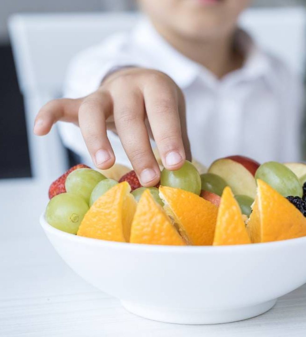 crianca-comendo-frutas-diversas (1)